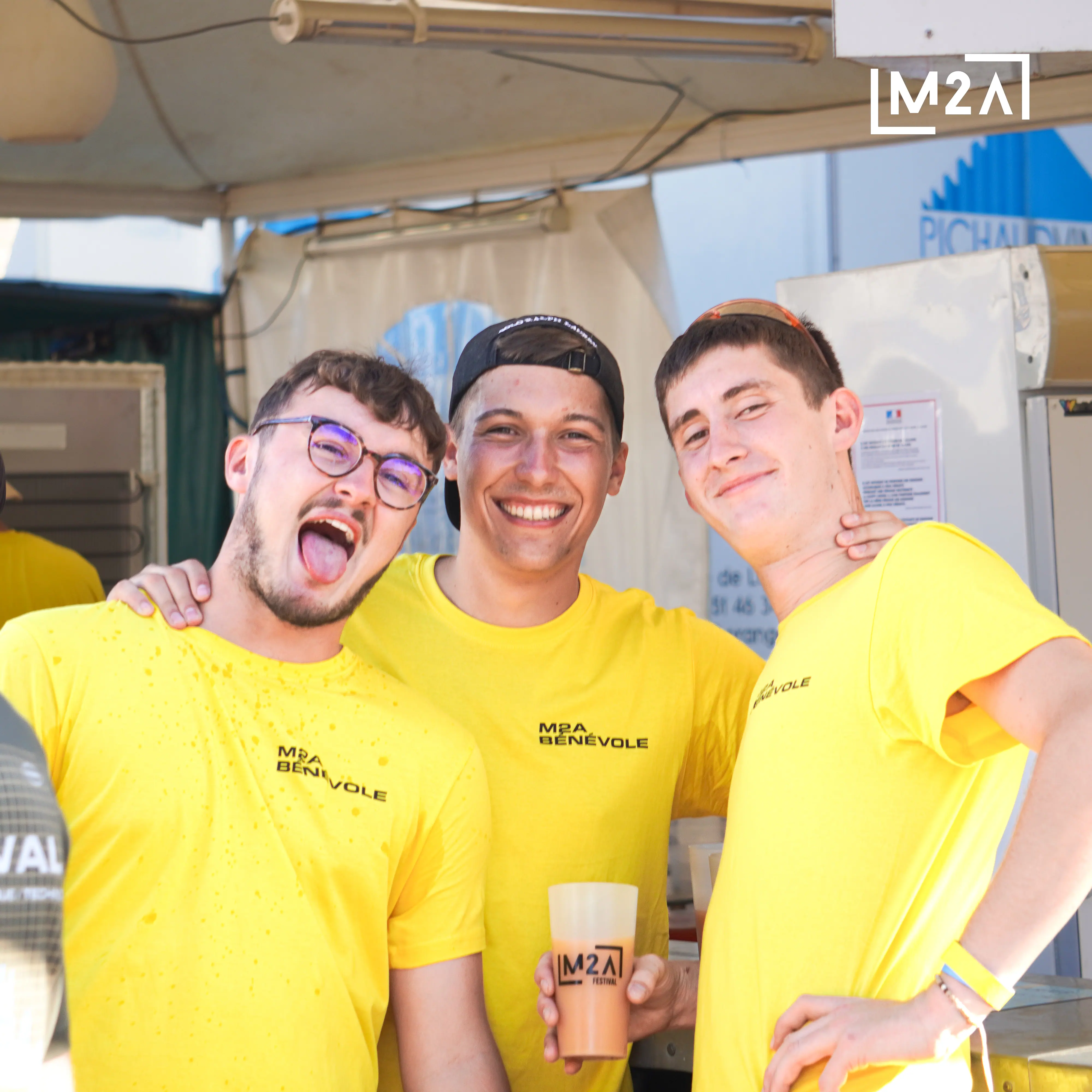 Bénévoles du M2A Festival en action lors du montage