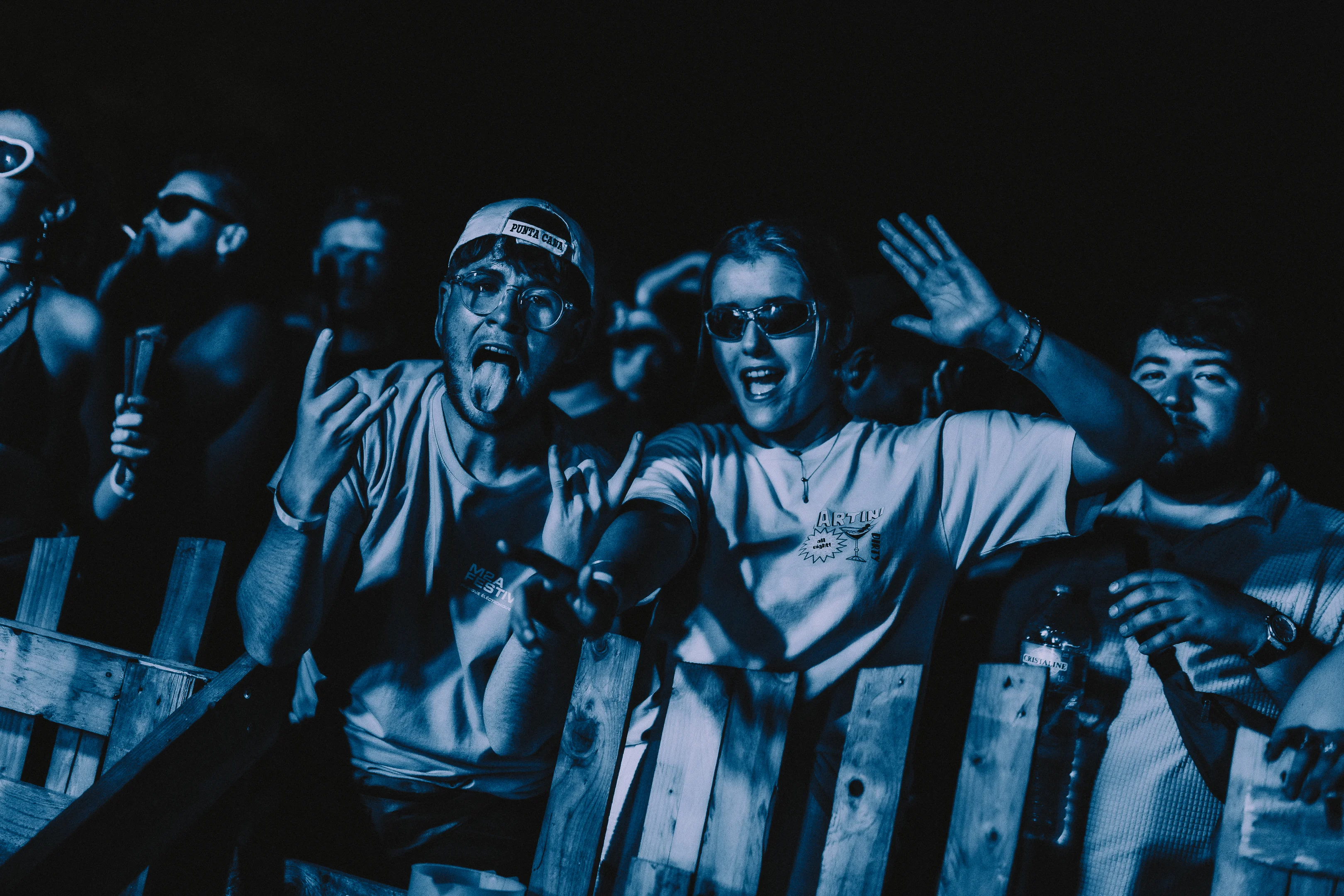 Public du M2A Festival en train de danser devant la scène