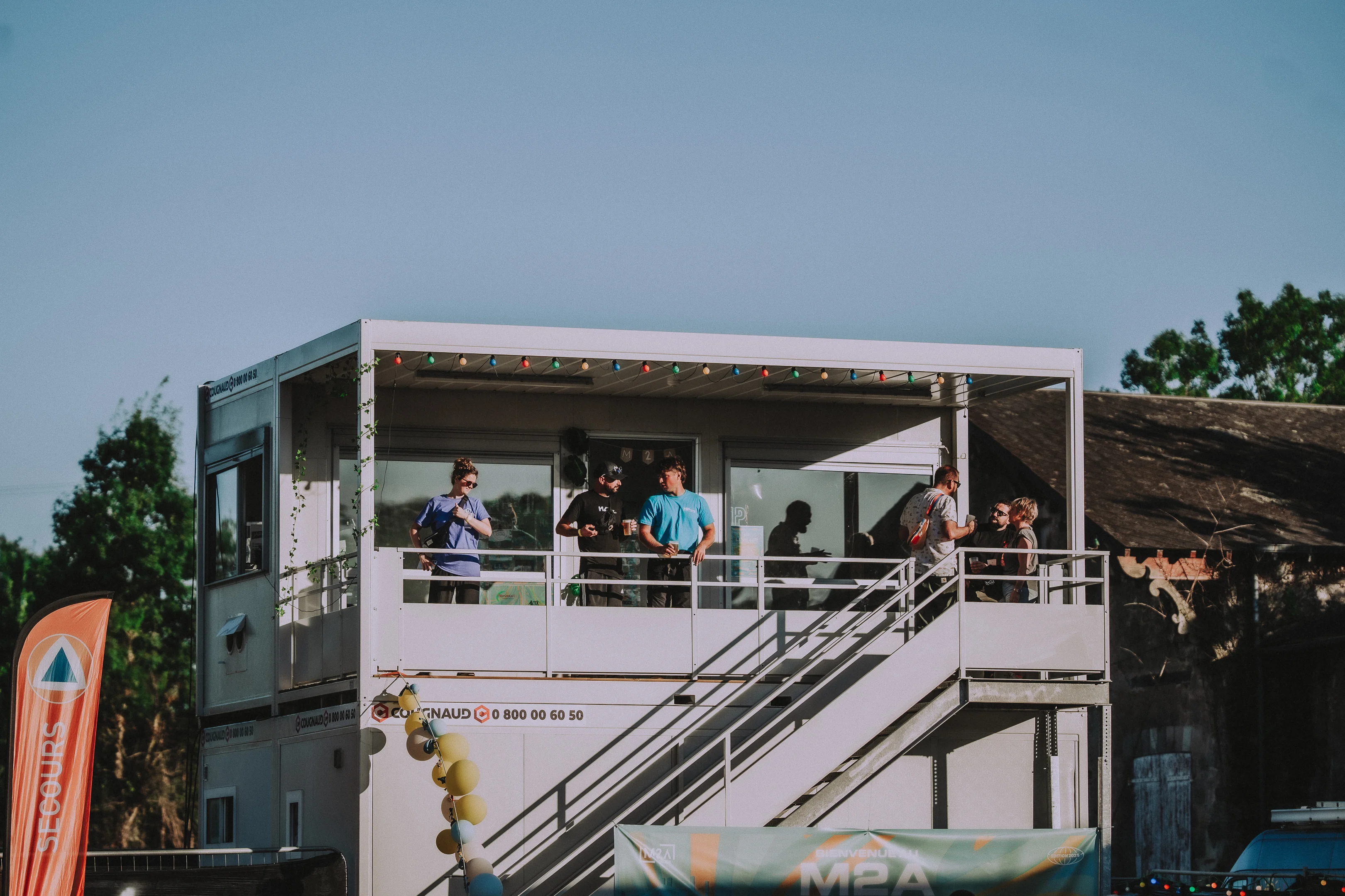 Espace VIP et partenaires du M2A Festival en hauteur sur le site