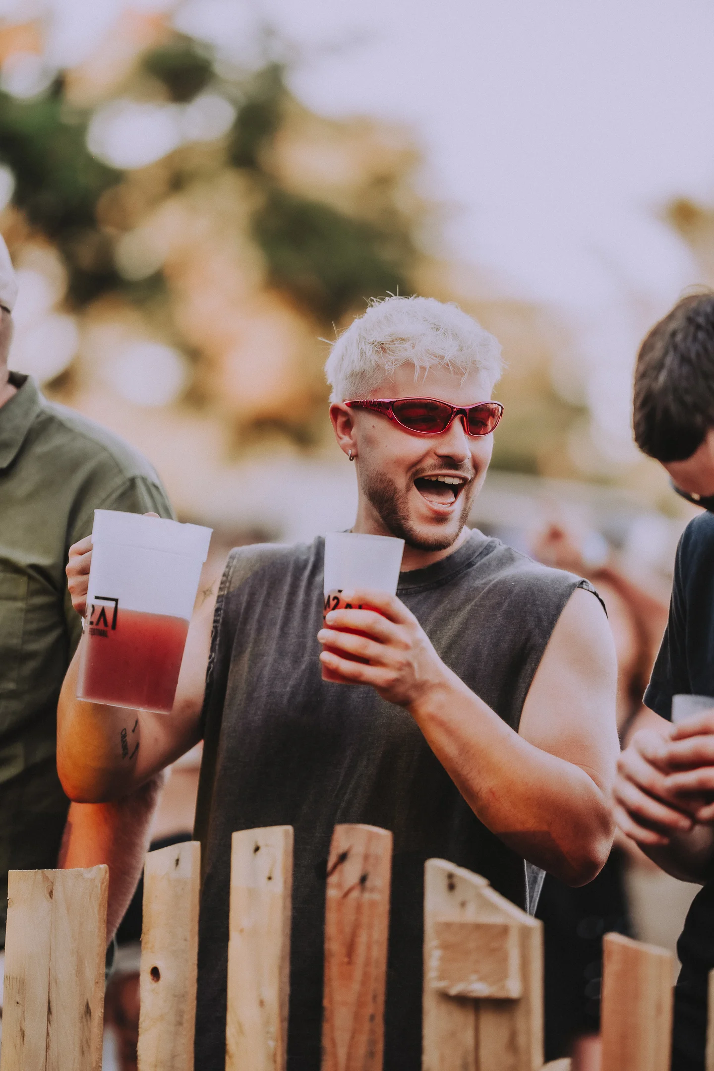 Festivalier du M2A Festival tenant une boisson et profitant de l’ambiance