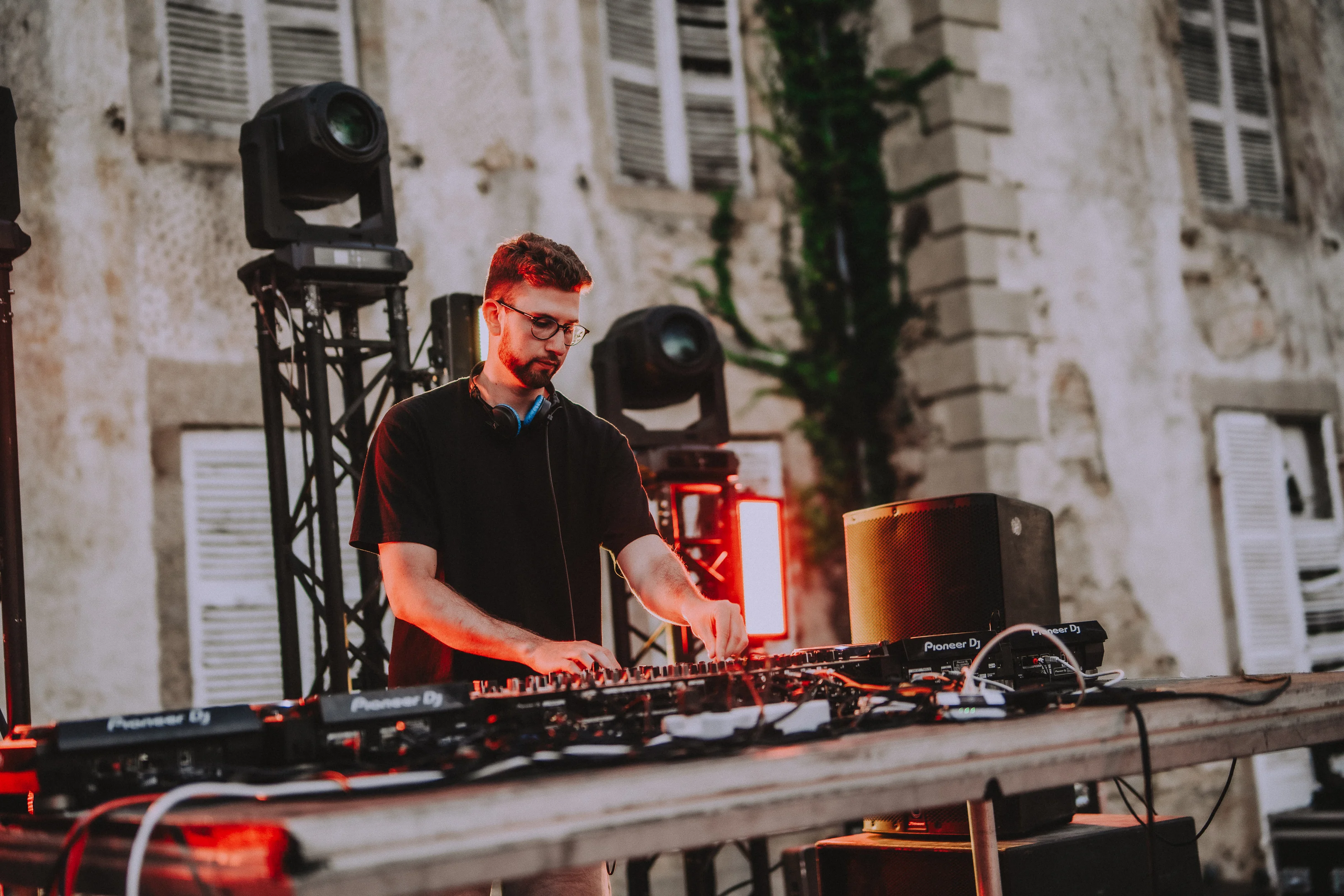 DJ en train de mixer sur la scène du M2A Festival en début de soirée