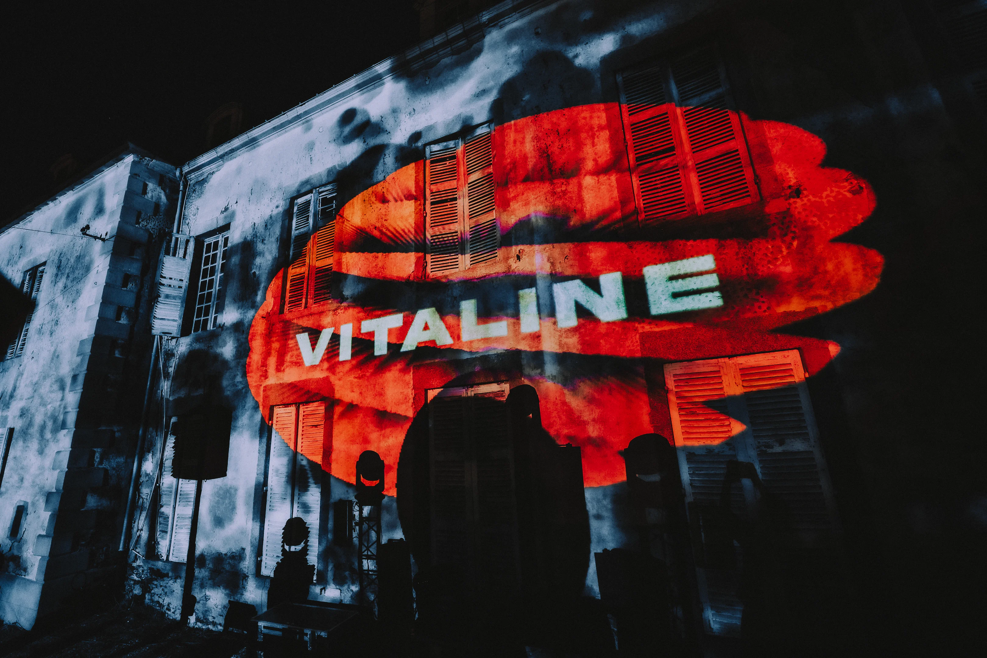 Projection du logo de l’artiste Vitaline sur la façade du château du M2A Festival