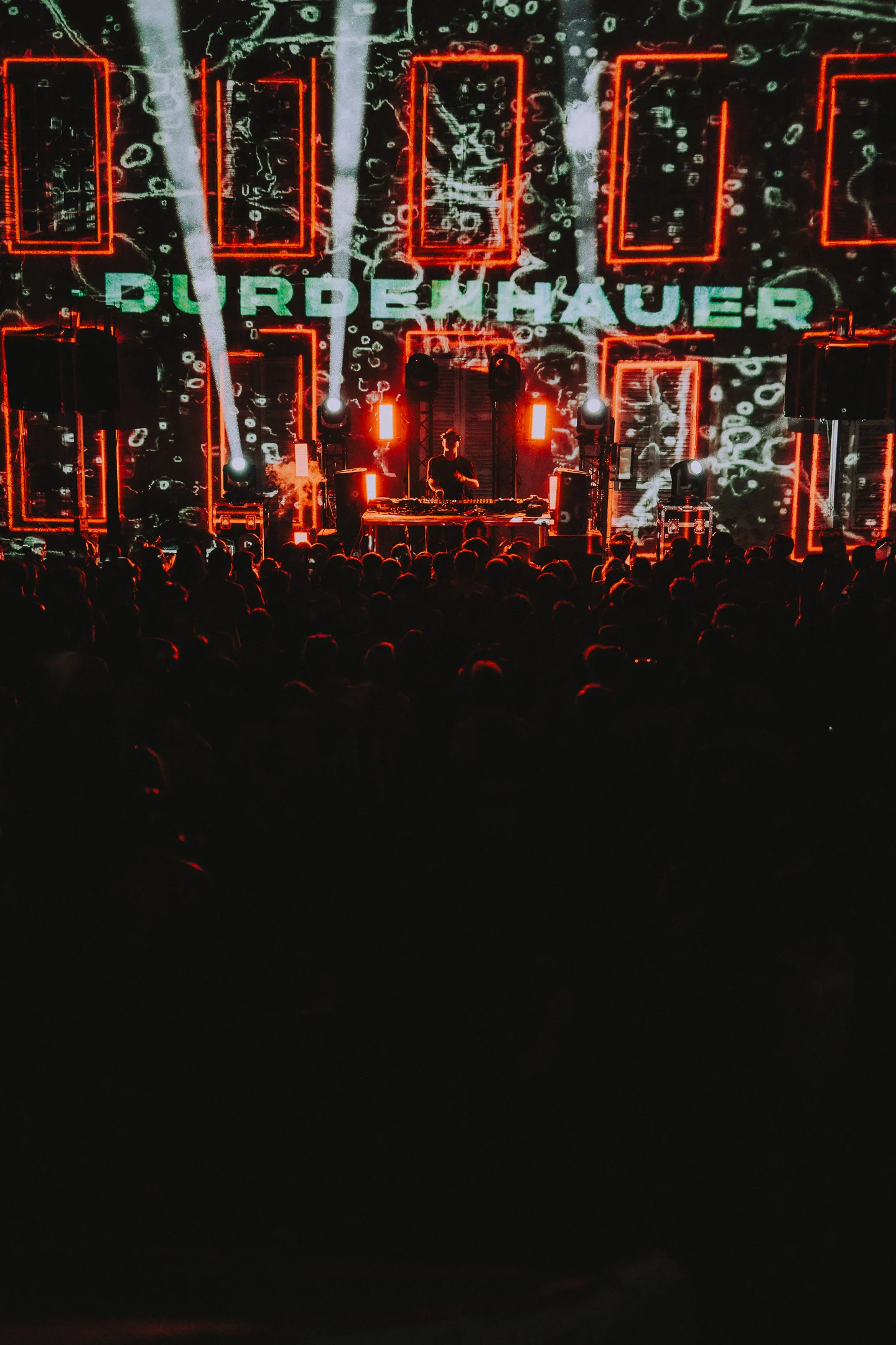 Scène du M2A Festival de nuit avec le public et les projections lumineuses