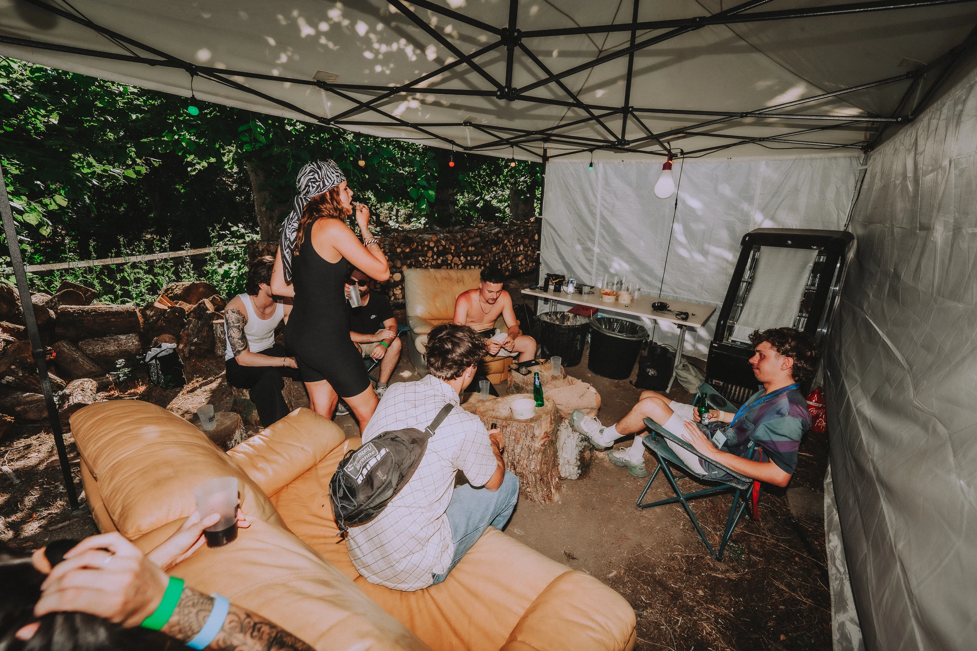 Espace artistes du M2A Festival avec des musiciens en pause en coulisses