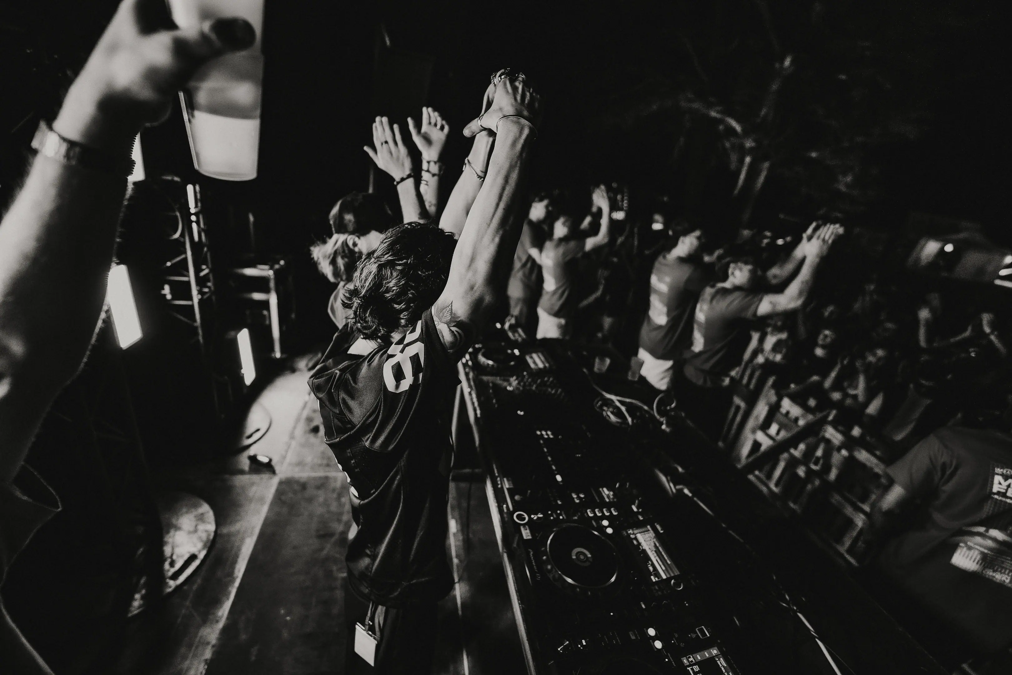 Vue de la scène principale du M2A Festival avec le public.