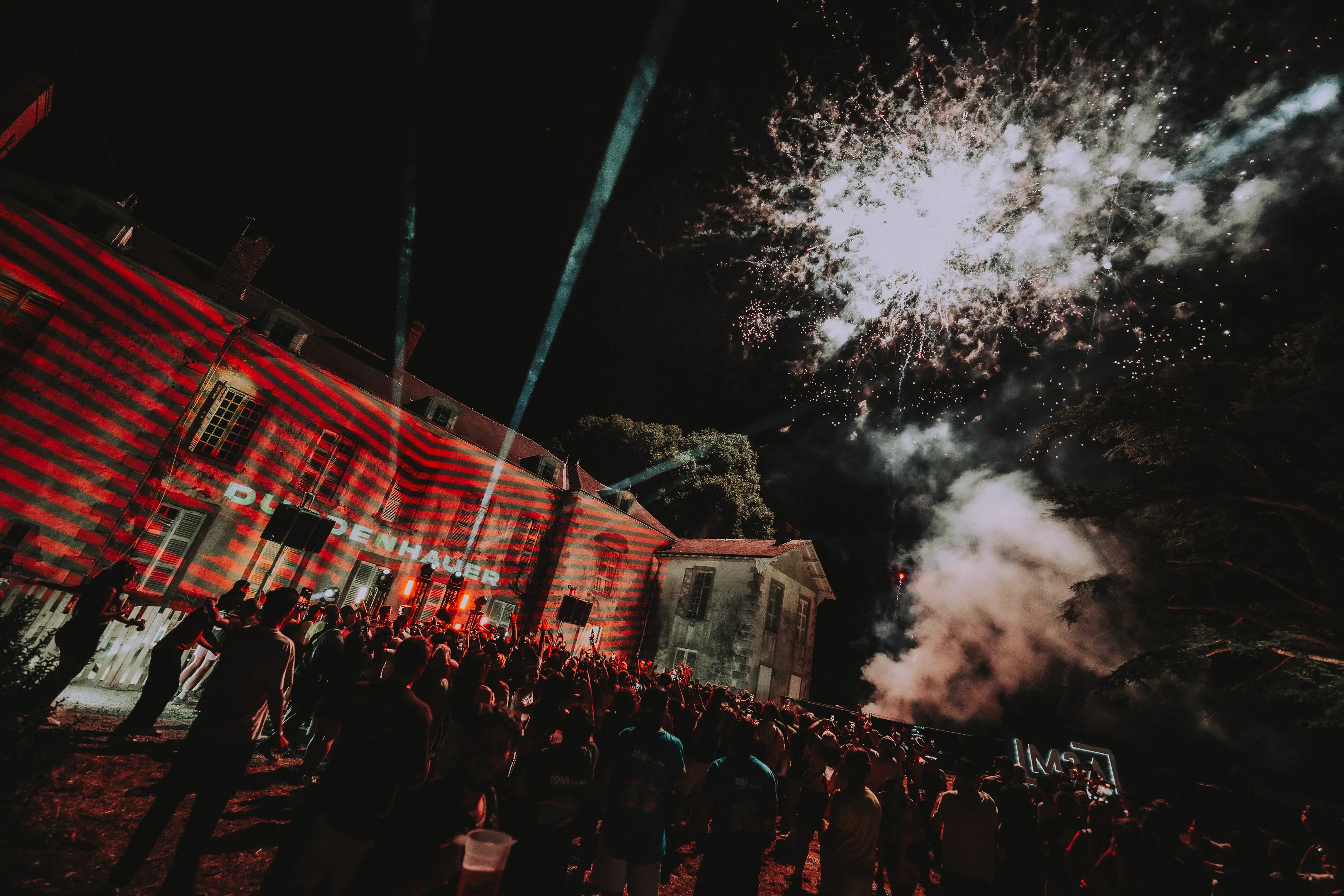 Château de La Mussetière à Montaigu Vendée sous des feux d'artifices, accueillant l'édition 2025 du M2A Festival 